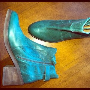 LATIGO “Maiden” booties in Evergreen leather